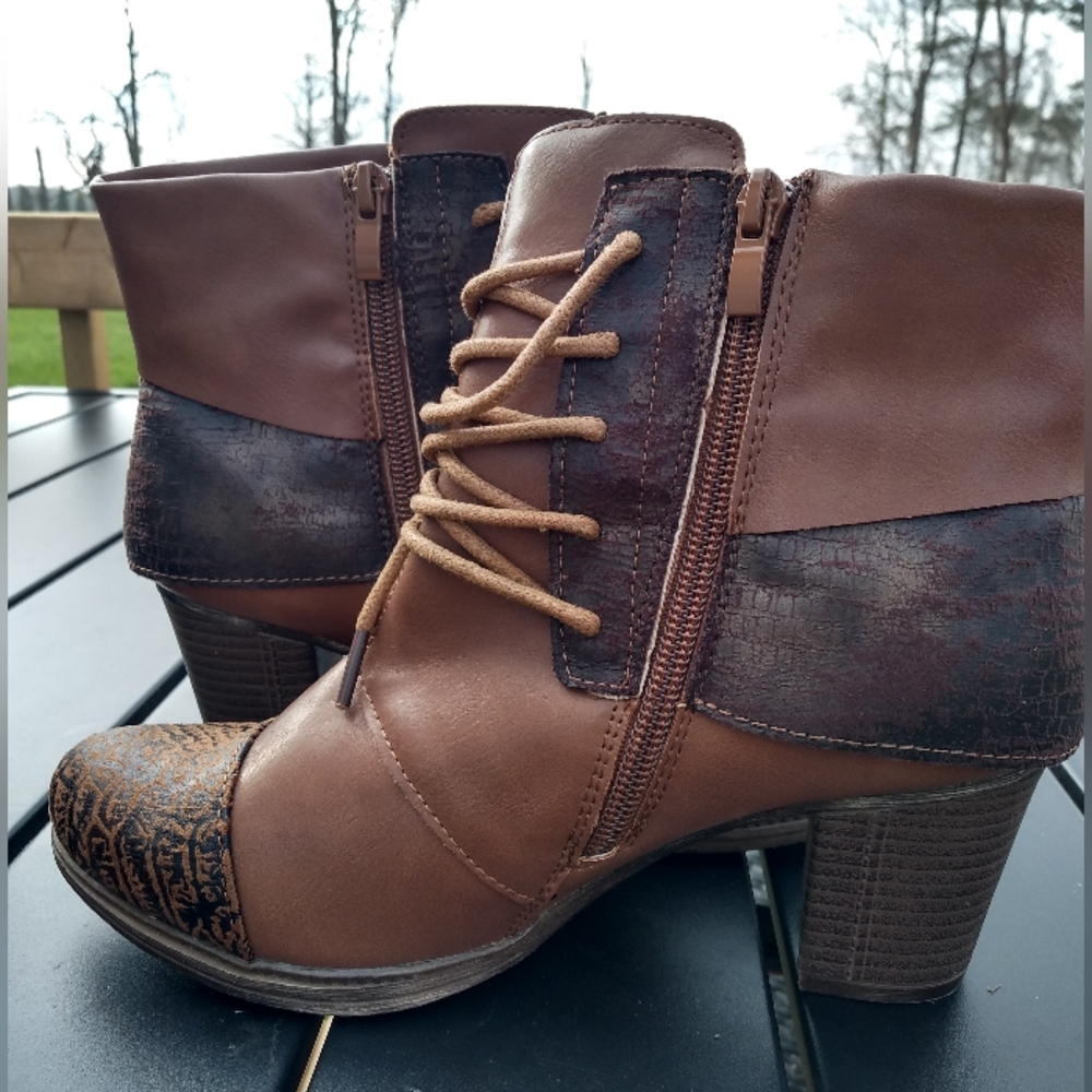 Stepwel Heeled Booties, Ankle Boot Size 37 (6.5), Brown, Snake Skin Patt…